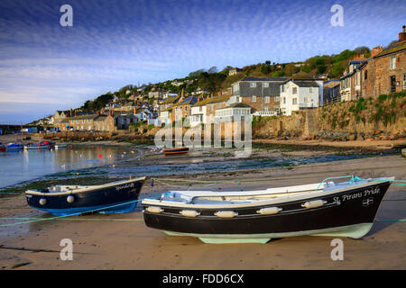 Imbarcazioni al porto Mousehole vicino a Penzance in Cornovaglia. Foto Stock