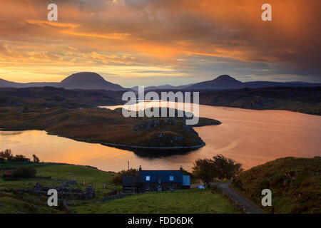 Loch Inchard vicino Kinlochbervie nel Nord Ovest Highlands della Scozia catturata a sunrise. Foto Stock