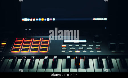 Dettagli di una moderna tastiera controller midi. Foto Stock