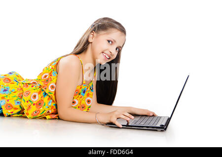 1 bambino una studentessa sdraiato di lavoro portatile Foto Stock