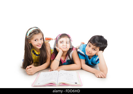 3 bambini amici sdraiato studiare Libro di lettura Foto Stock