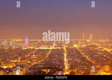 Paesaggio urbano di Barcellona durante la notte, la capitale della Catalogna, Spagna Foto Stock