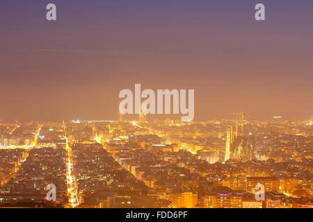 Paesaggio urbano di Barcellona durante la notte, la capitale della Catalogna, Spagna Foto Stock