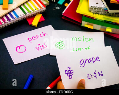 Imparare una nuova lingua originale rendendo le schede Flash; Thai Foto Stock