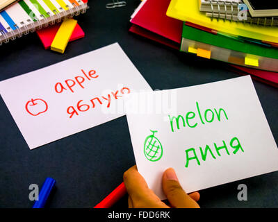 Imparare una nuova lingua originale rendendo le schede Flash; Ucraino Foto Stock