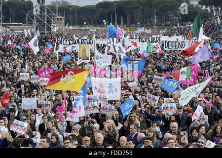 Roma, Italia. 30 gen, 2016. È il giorno del Family Day. La manifestazione contro il progetto di legge CirinnÃ sulle unioni civili che ha dato dei calci a fuori alle 14.30 presso il Circo Massimo di Roma, è stato concluso sulle note di Nessun Dorma da Puccini. Molti autobus convogliata da fuori Roma per portare la città di famiglie, coppie, bambini. Credito: Danilo Balducci/ZUMA filo/Alamy Live News Foto Stock