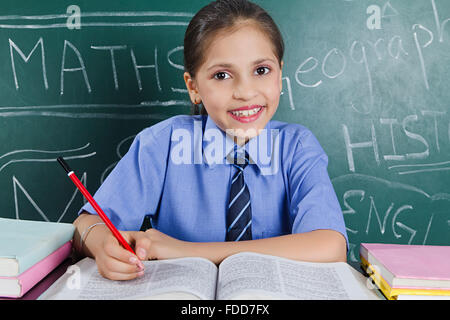 1 bambino ragazza scuola studente studiare in Aula libro Writing Foto Stock
