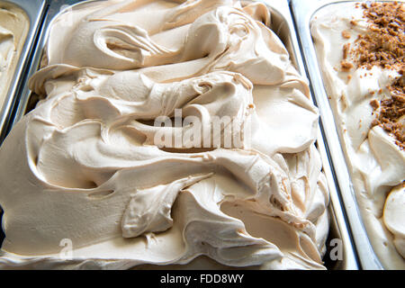 Gelato scatola in una gelateria italiana tipica Foto Stock