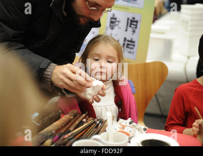 Washington, DC, Stati Uniti d'America. 30 gen, 2016. Un padre mostra la sua figlia come fare una scimmia di fango come essi partecipare ad una Giornata della Famiglia evento per celebrare il prossimo nuovo anno lunare cinese presso lo Smithsonian American Art Museum di Washington, DC, Stati Uniti, gennaio 30, 2016. Credito: Jiao Min/Xinhua/Alamy Live News Foto Stock