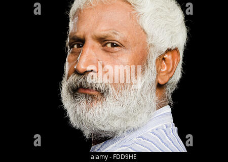 1 Senior indiano Adulto Uomo faccia estrema lato Seniors pongono Looking-At-telecamera Foto Stock