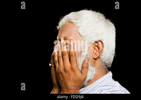 1 Senior indiano Adulto Uomo gravi problemi di stress a mano gli occhi di copertura Foto Stock