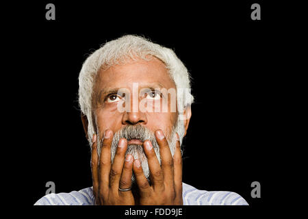 1 Senior indiano uomo adulto grave stress pensando ricordi Foto Stock