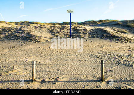 La spiaggia e le dune con filo spinato e segno 'ingresso vietato" Foto Stock