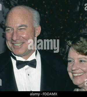 Washington, DC, Stati Uniti d'America, 29 ottobre, 1997 amministratore delegato di AT&T Mike Armstrong e sua moglie Anne arriva alla Casa Bianca per partecipare a una cena di stato credito: Mark Reinstein Foto Stock