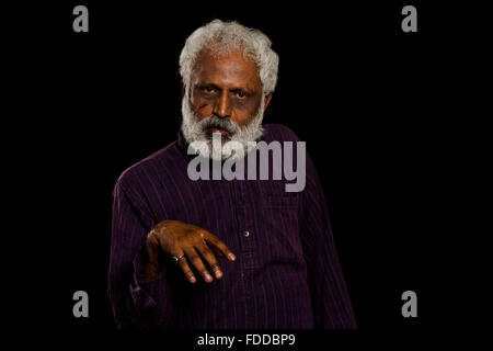 1 Senior indiano Adulto Uomo vittima faccia del pregiudizio Foto Stock