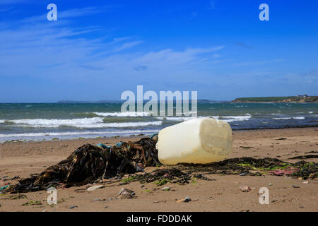 Il cestino della spazzatura di rifiuti di plastica costa spiaggia shore Regno Unito Foto Stock