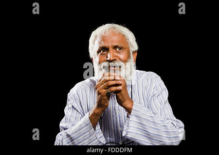 1 Senior indiano Adulto Uomo molestie grave problema Foto Stock