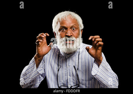 1 indian Senior Adult Man mano selvaggia che mostra ruggito Foto Stock