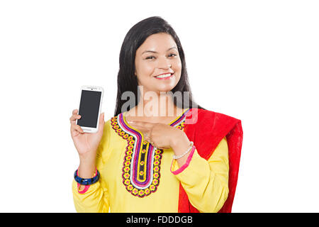 1 indian donna adulta di qualità telefono cellulare puntare il dito che mostra Foto Stock