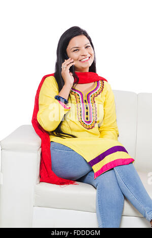 1 Adulto indiano donna seduta divano parlando del telefono mobile Foto Stock
