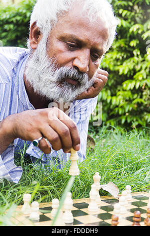 1 persone uomo adulto Senior Park giocando a scacchi Gioco della barba Foto Stock