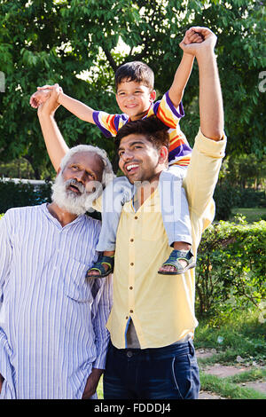 3 persone nonno, figlio e nipote Park che porta sulle spalle il divertimento Foto Stock