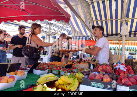 Persone frutta shopping street market stall francia Foto Stock