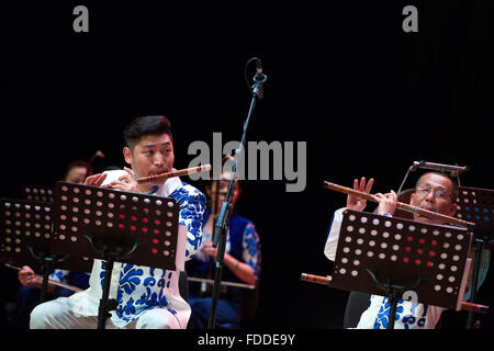 Roma, Italia. 30 gen, 2016. Membri del Guangdong Orchestra Nazionale di esibirsi in un concerto a Roma, Italia, a gennaio 30, 2016. Il Concerto per il nuovo anno lunare cinese della scimmia si è tenuto a Roma il sabato. © Jin Yu/Xinhua/Alamy Live News Foto Stock