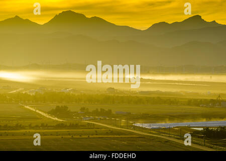 Città di insenatura del rullo di estrazione in piedi delle colline della Southern Alberta Foto Stock