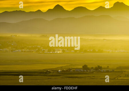 Città di insenatura del rullo di estrazione in piedi delle colline della Southern Alberta Foto Stock