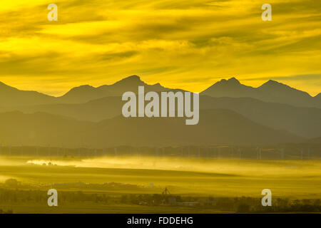 Città di insenatura del rullo di estrazione in piedi delle colline della Southern Alberta Foto Stock