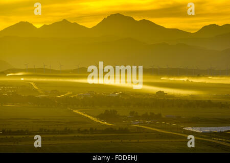 Città di insenatura del rullo di estrazione in piedi delle colline della Southern Alberta Foto Stock