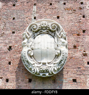 Stemma in bassorilievo sulla parete del Castello Sforzesco di Milano, Italia. Foto Stock