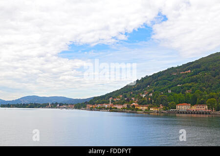 Cittadina sul lago di Como a Riva del nord Italia. Foto Stock