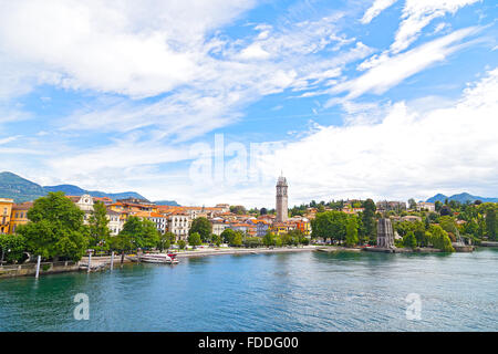 Cittadina sul lago di Como in estate, Italia settentrionale. Foto Stock