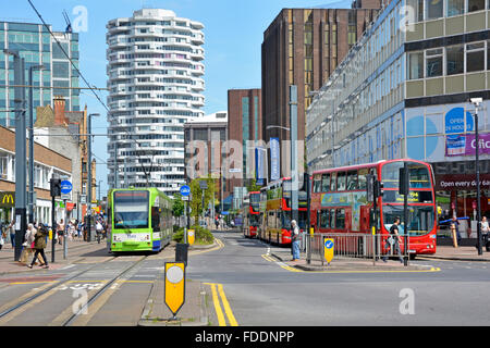 Centro città di Croydon con Londra double decker bus & tram servizi pubblici di trasporto & il No.1 Croydon NLA Landmark Tower al di là dell'Inghilterra, Regno Unito Foto Stock