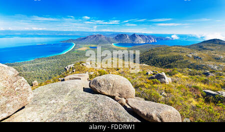 Penisola di Freycinet e Wineglass Bay in Tasmania, visto dalla cima del Monte Graham in una limpida giornata di sole Foto Stock