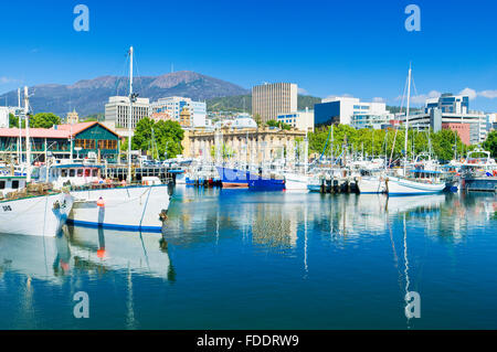 Victoria Dock a Hobart, in Tasmania con barche da pesca in una limpida giornata di sole Foto Stock