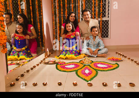 4 persone a genitori e bambini Diwali Festival Home Rangoli decorazione Foto Stock