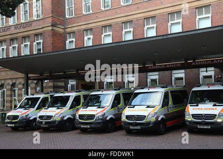 Le ambulanze parcheggiate fuori l'incidente e ingresso di emergenza presso il Royal Prince Alfred Hospital di Missenden Road, Camperdown. Foto Stock