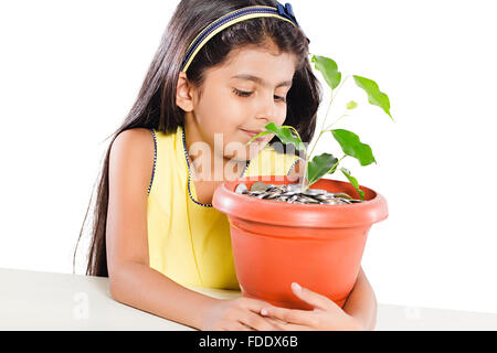 1 persona solo banche e finanza moneta ragazza deposito denaro la vita vegetale pianta in vaso alberello salvataggio Foto Stock