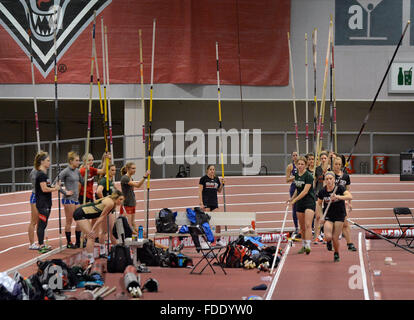 Albuquerque, NM, Stati Uniti d'America. 30 gen, 2016. Signora pole vaulters line up per il loro turno per ottenere alcuni salti di riscaldamento prima della partenza per lui la concorrenza. Sabato, 30 gennaio, 2016. © Jim Thompson/Albuquerque ufficiale/ZUMA filo/Alamy Live News Foto Stock