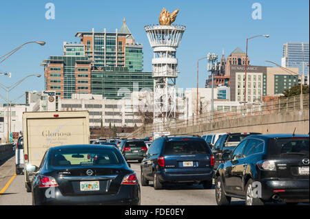 Downtown Atlanta ingorgo sulla I-75/I-85 connettore ad Atlanta, Georgia, Stati Uniti d'America. Foto Stock