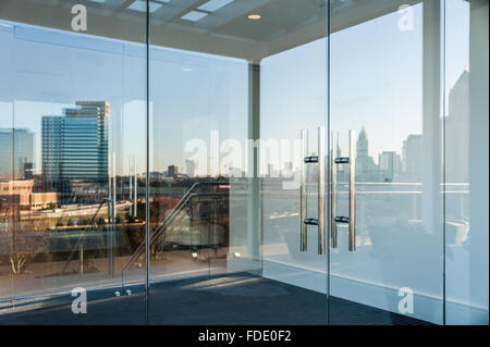 Porte a vetro a SCAD FASH ingresso al Savannah College of Art and Design riflettono la Atlantic Station skyline di Atlanta, GA. Foto Stock