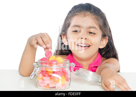 1 persona solo candy deliziosa mangiare emozione ragazza avidità kid sorridente tentazione Foto Stock