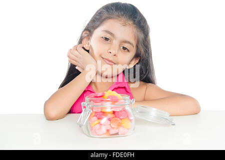 1 persona solo candy deliziosa ragazza mangia affamato jar kid sorridente gustoso Foto Stock