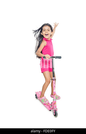 1 persona solo il tifo emozione fun girl kid spingere scooter a Cavallo sorridente in piedi Foto Stock