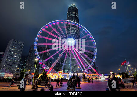 Hong Kong ruota di osservazione e la IFC2 Building, Victoria Harbour, Hong Kong, Cina. Foto Stock