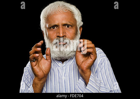 1 Senior indiano uomo adulto grave problema delle molestie Foto Stock