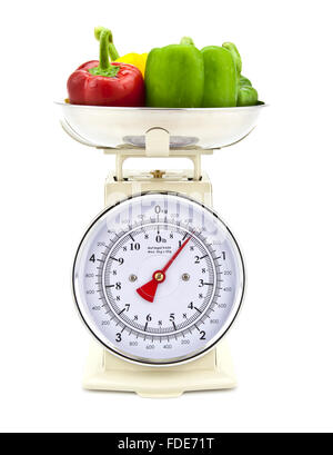 Il vecchio stile bilancia da cucina con pepe su sfondo bianco isolato Foto Stock